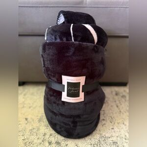 Victoria's Secret Signature Sherpa Blanket Black & Pink  50x60 NWT